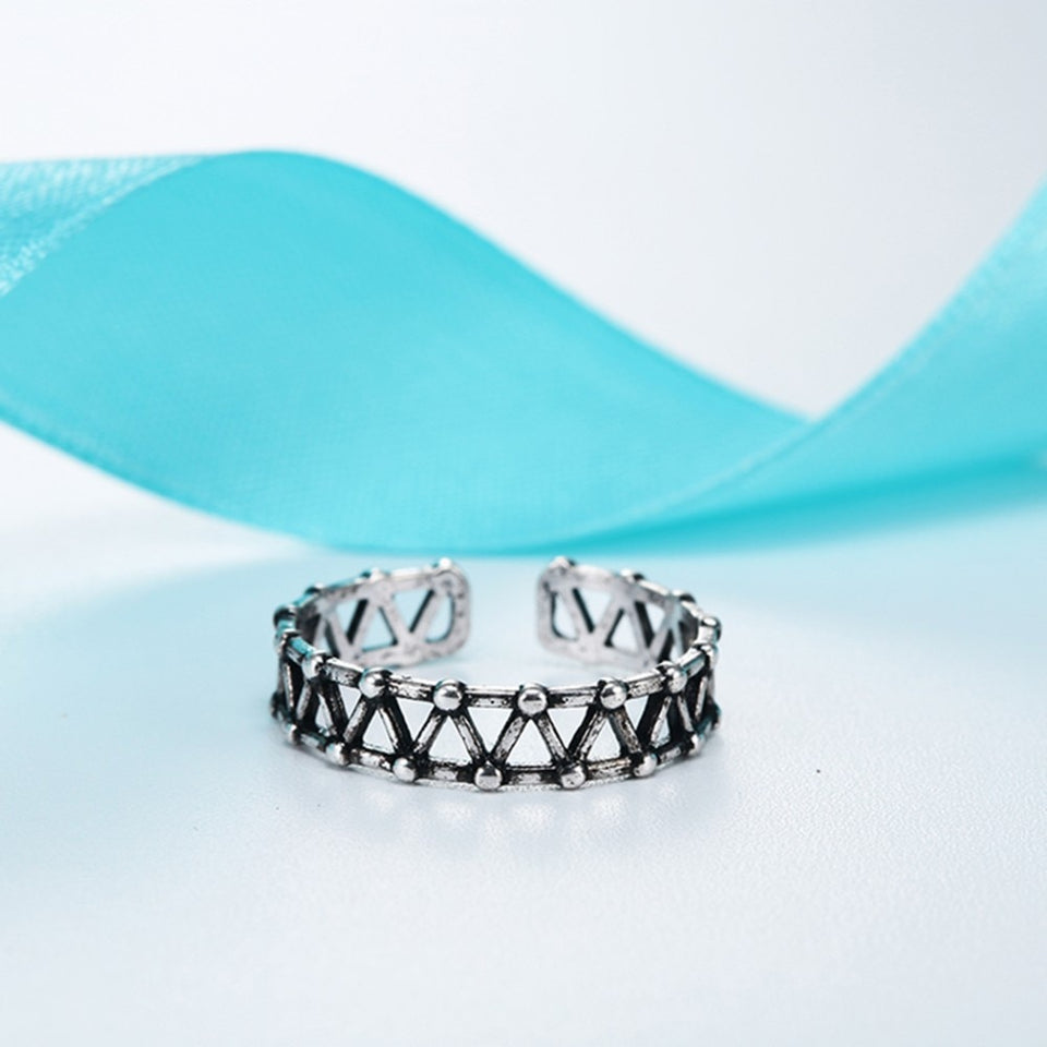 New Weave Cross Knuckle Toe Ring